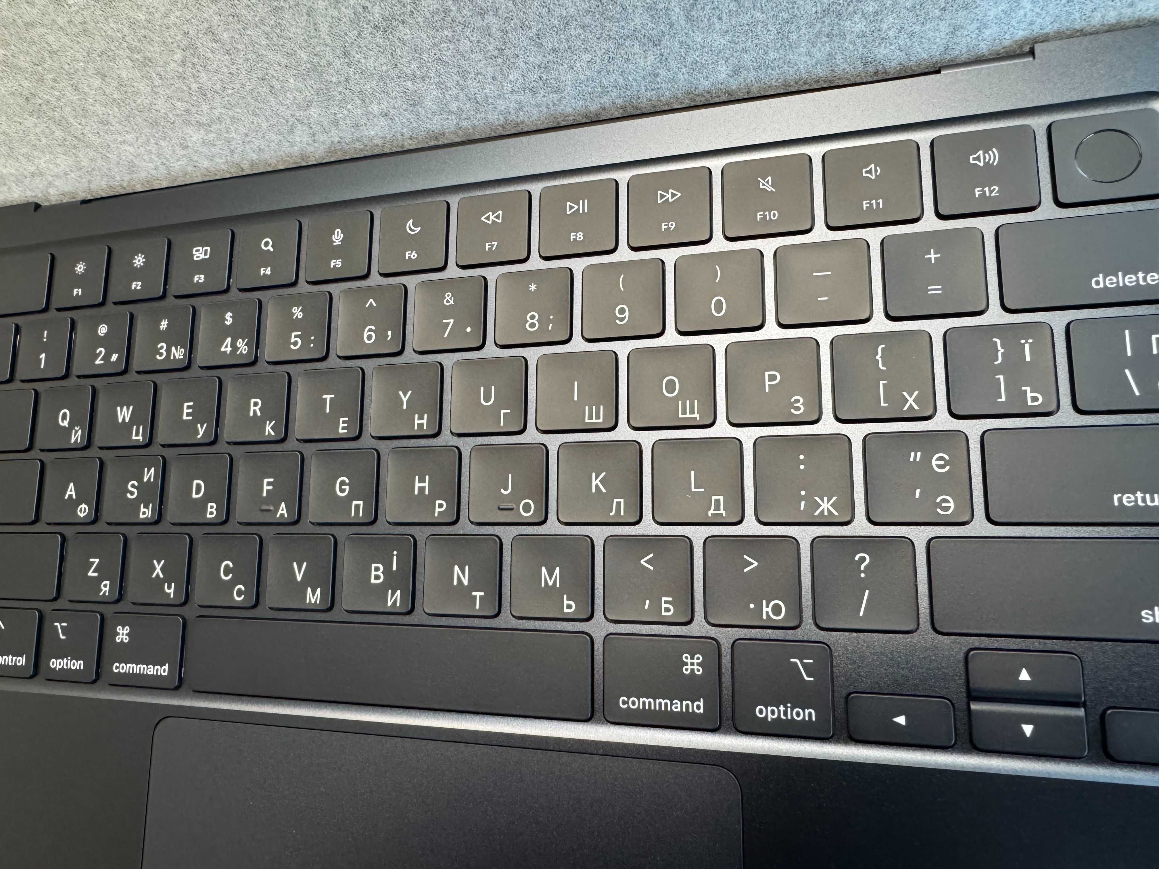 Лазерная гравировка клавиатуры MacBook Ноутбуков Клавиатур