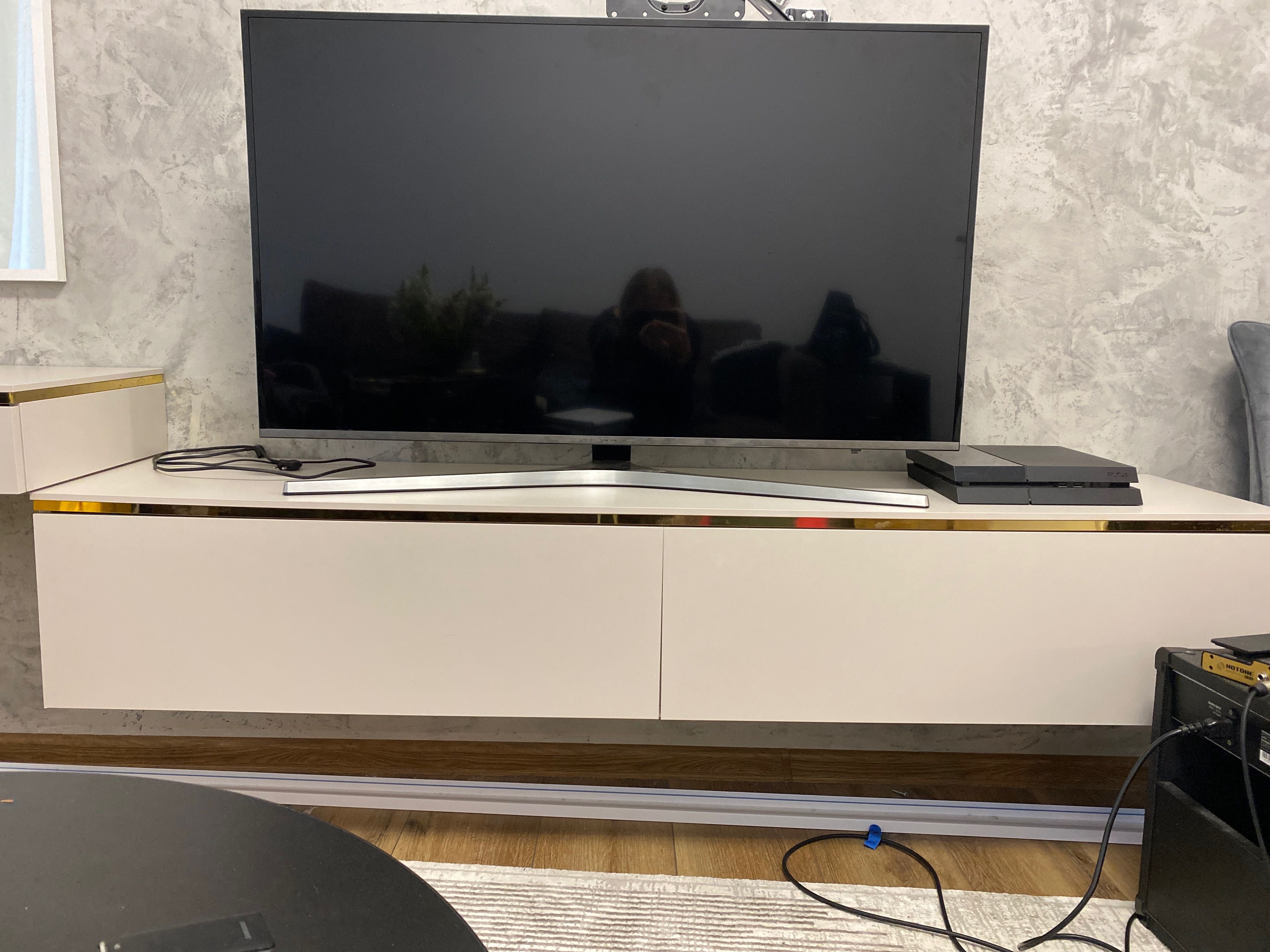 Meble wiszące: szafka RTV i biurko