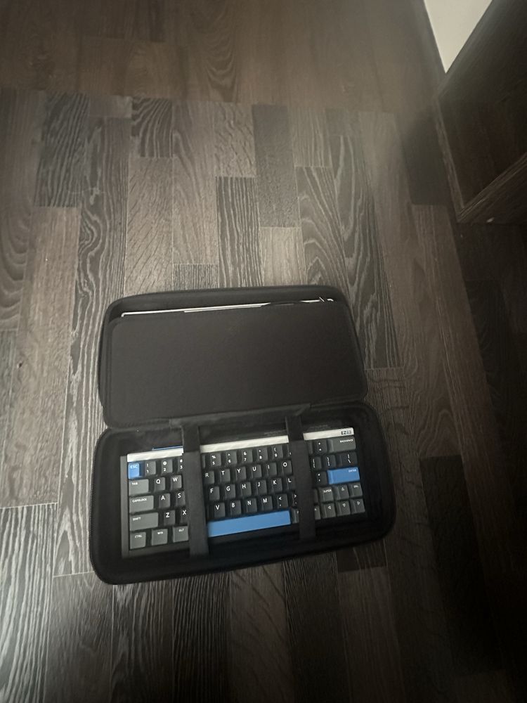 iqunix ez 63 blue and black