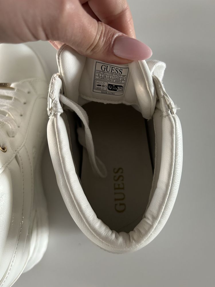 Biale sneakersy z ukryta koturna marki GUESS r:39