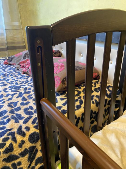 Продам кроватку с маятником