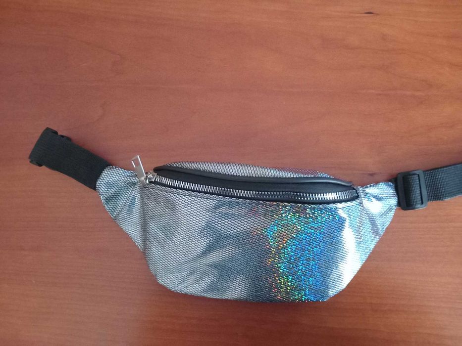 Bolsa de cintura brilhante.