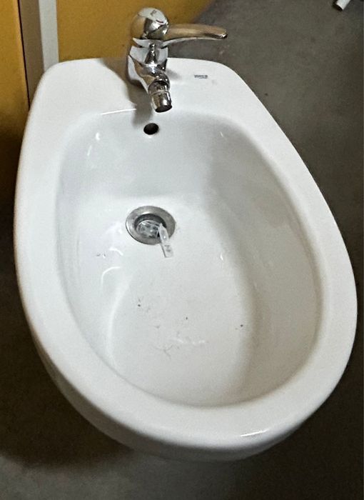 Bide branco da marca Roca