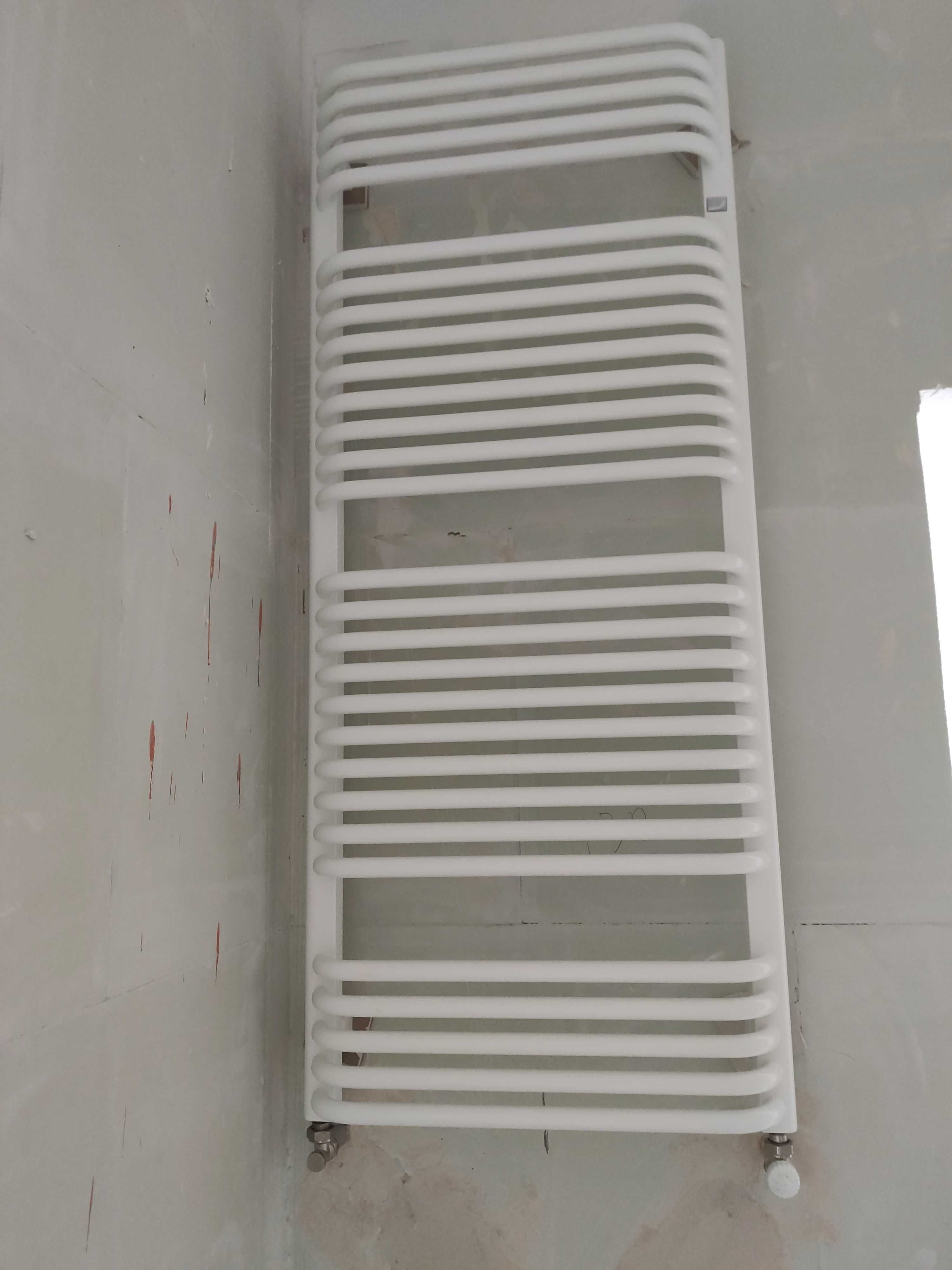 Grzejnik łazienkowy drabinkowy biały Zehnder 130 x 55 deweloperski