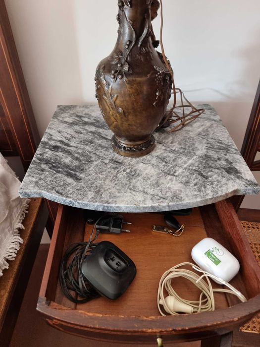 Mesas de Cabeceira Antigas com Tampo em Mármore – Estilo Luis XVI