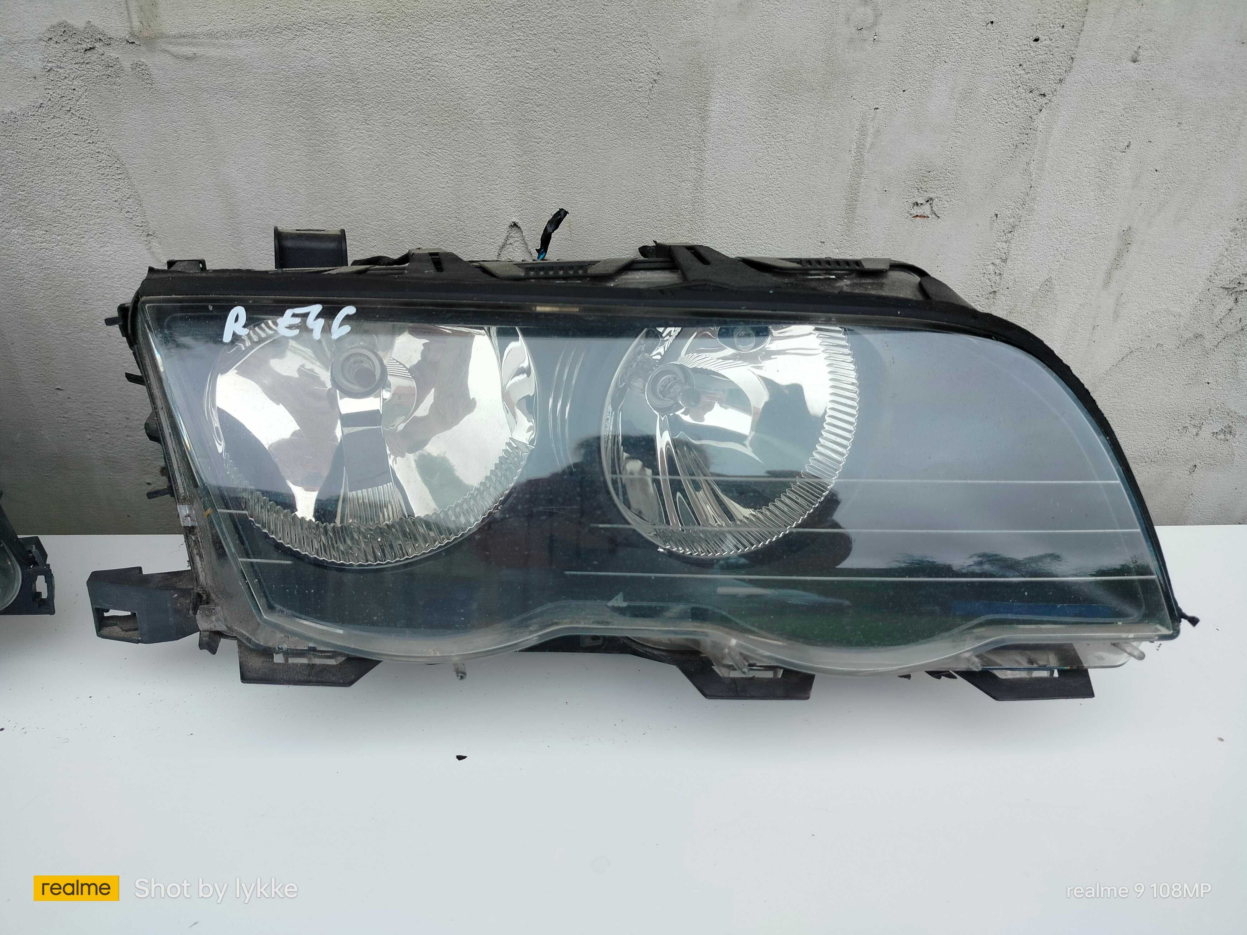 BMW e46 lampa prawa przednia uszkodzony jeden zaczep