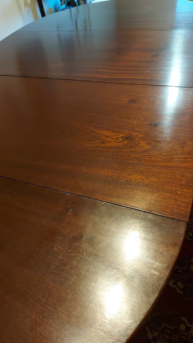 Mesa inglesa, redonda, duas tábuas guardadas no interior da mesa.medid