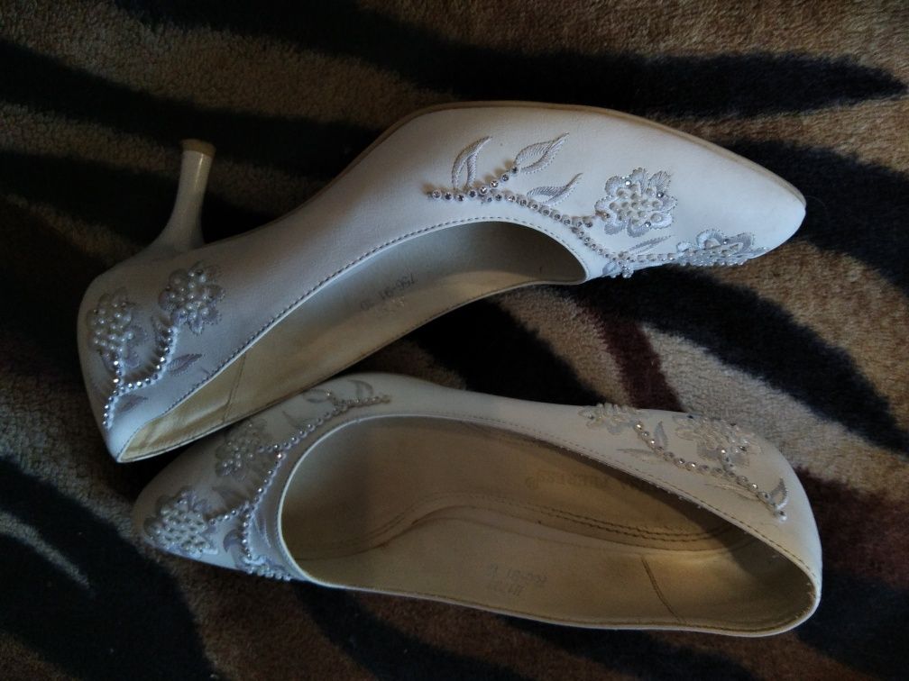 Белые свадебные туфли