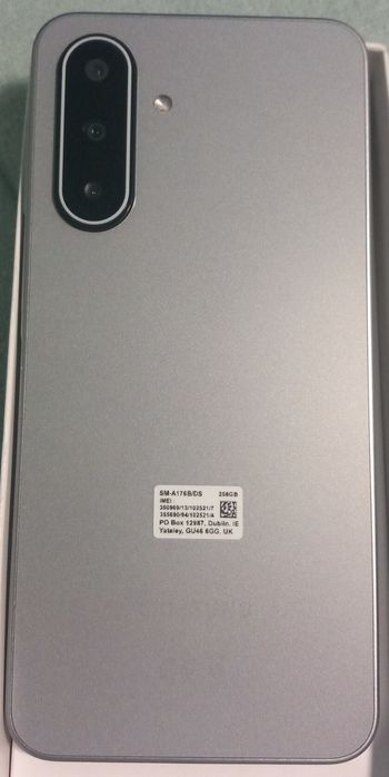 Vendo este telemóvel A 17 Samsung  256 G novo em caixa se alguém tever