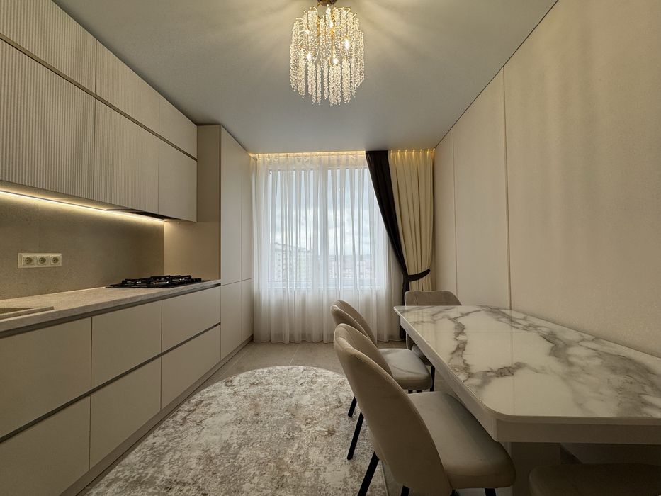 Центр міста, стильна 1.5 кімнатна з меблями та технікою – вид на гори!