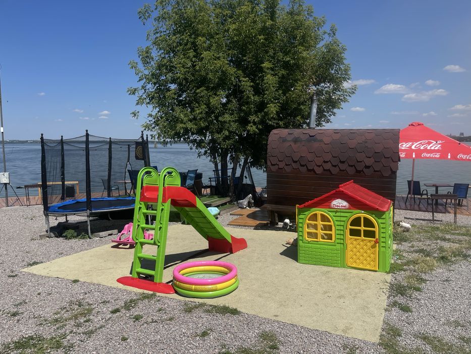 Домики со всеми удобствами 3- х и 2- х местные на берегу Днепра  Боро