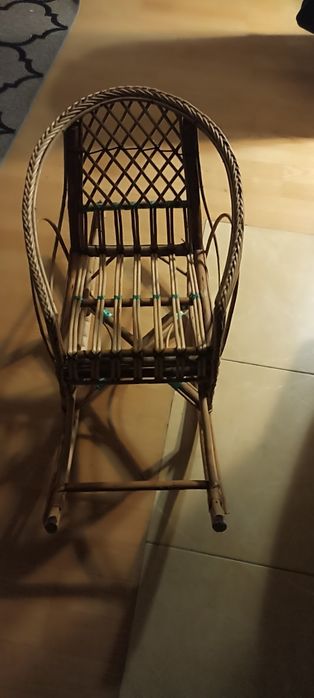 Fotelik bujany wiklinowy dla dziecka