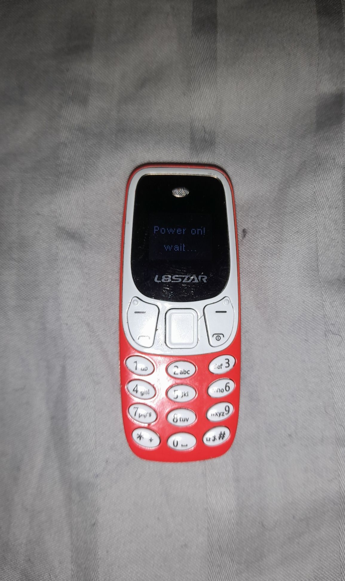 Tenho 2 destes mini telemoveis para venda