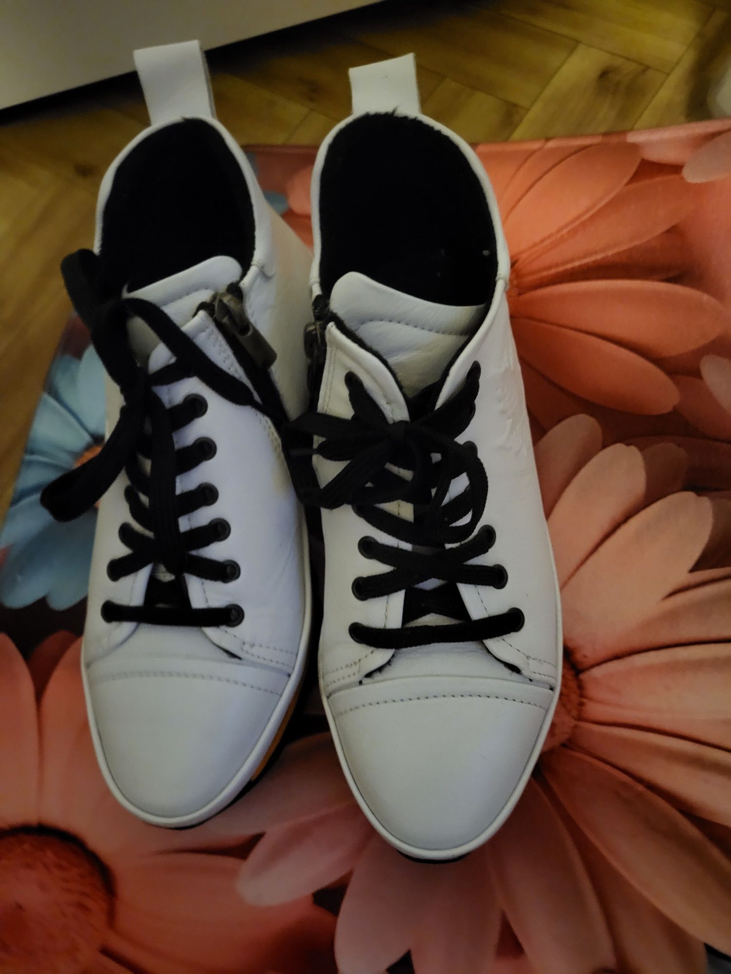 Buty damskie biale- botki ..