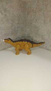 Дінозавр stegosaurus ходіт, светітся, іздает звукі