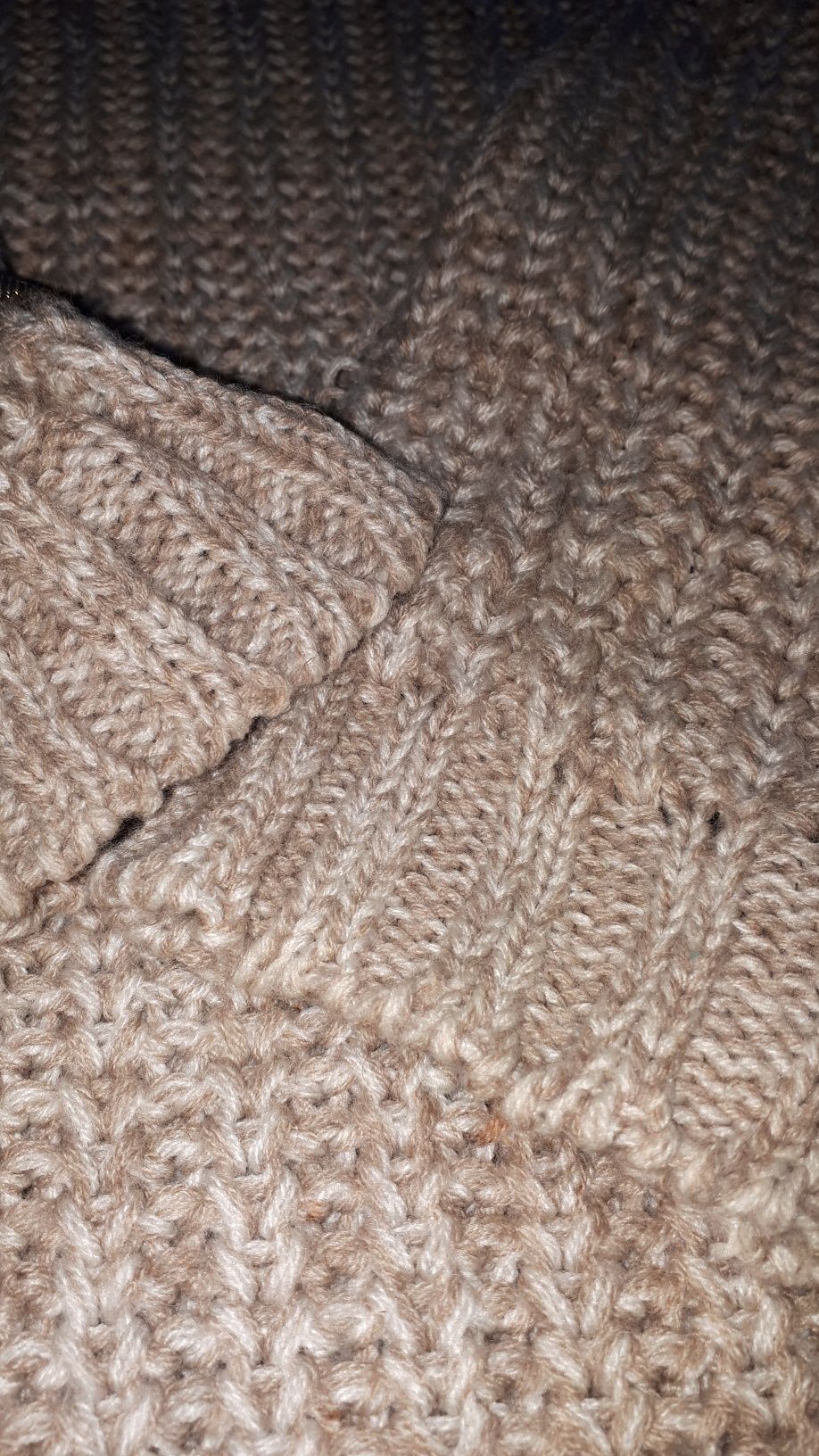 Beżowy gruby sweter