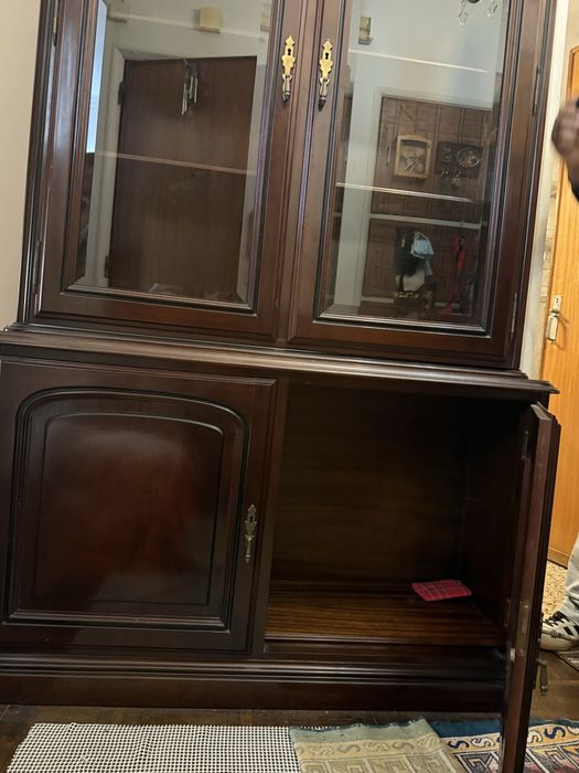 Cristaleira em mogno