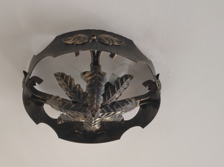 Duas Luzes de teto, redonda em ferro, estilo antigo.