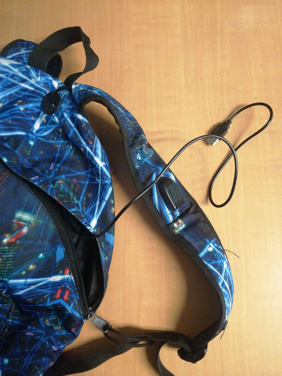 Mochila escolar com ficha USB