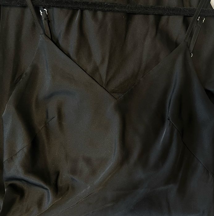 Атласное платье миди