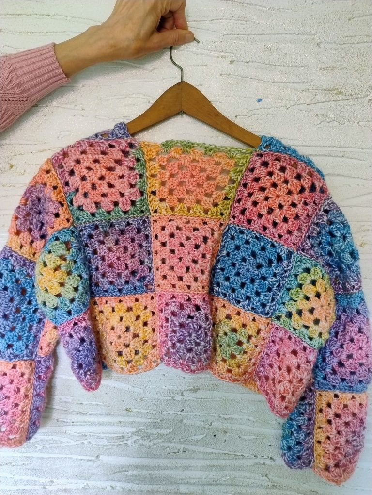 Sweter robiony na szydełku
