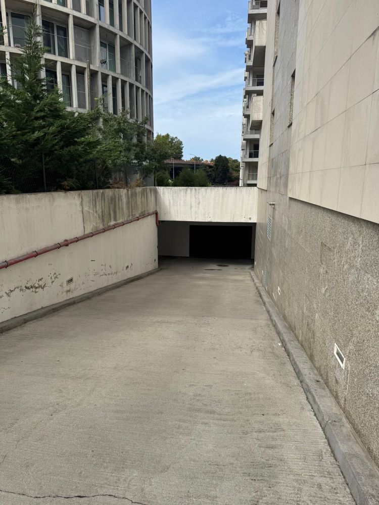 Arrenda-se vaga em garagem Paranhos