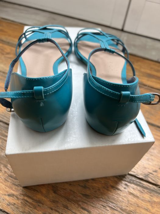 Sandálias novas camper