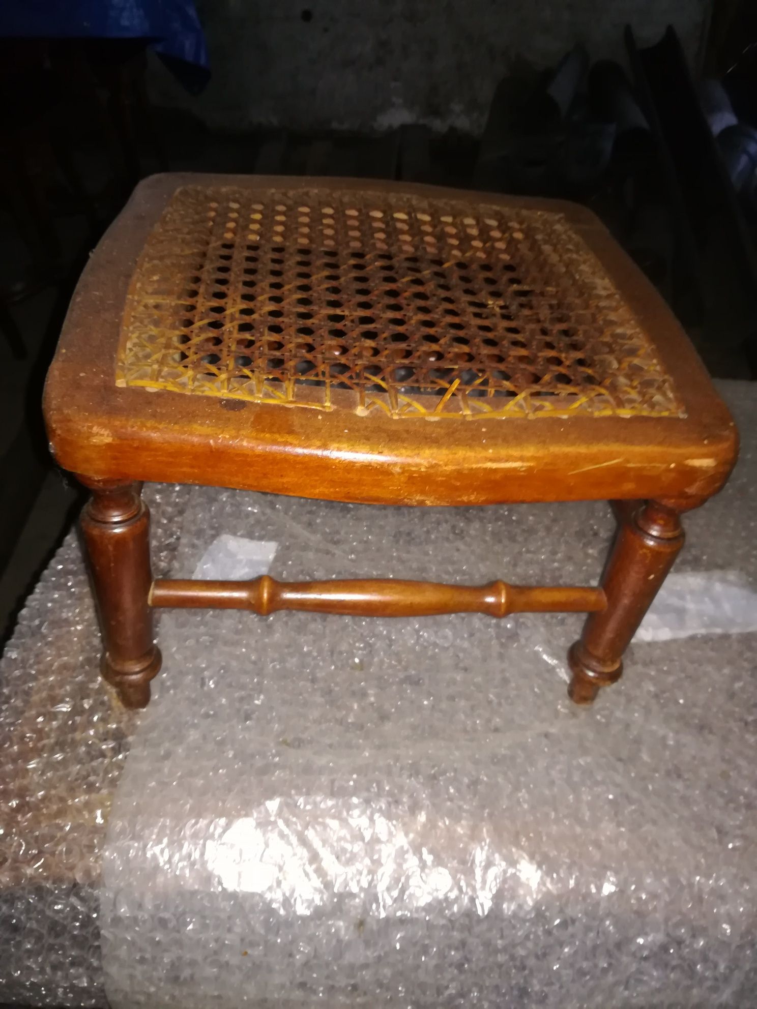 Stół i podnóżek, taboret.