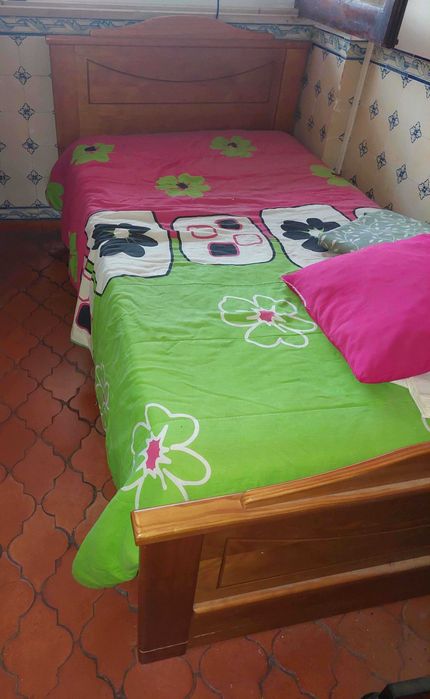 Cama de madeira maciça com colchão