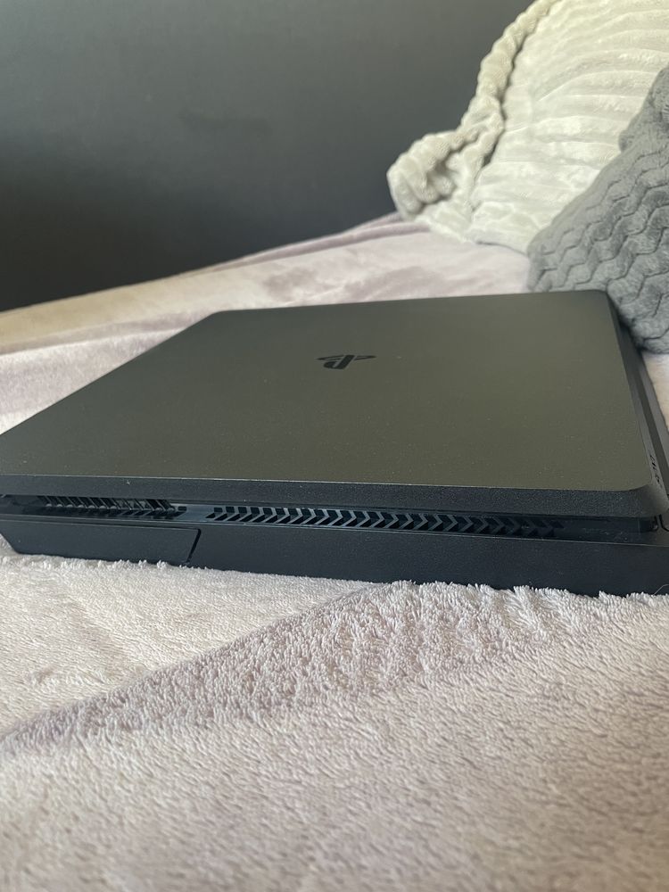ps4 slim 1tb + 2 pady + gry