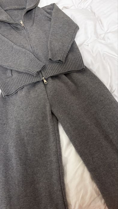 Костюм сірий на дівчинку ,розмір 140