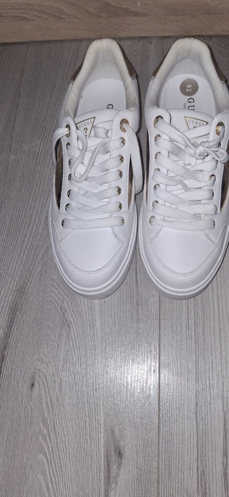 Piękne biale buty