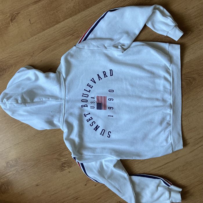 biała bluza z kapturem crop top z nadrukiem na plecach rękawach H&M