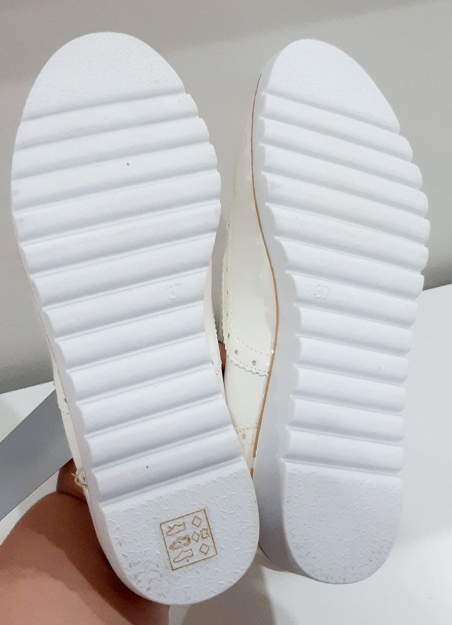 Rozmiar 37 | Stan nowy | Stylowe białe półbuty Lucky Shoes