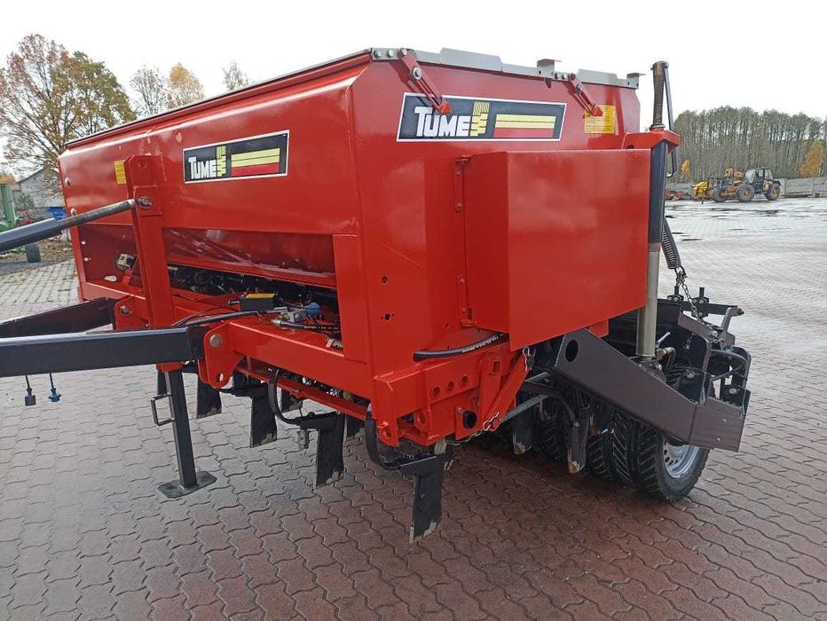 Siewnik zbożowy z podsiewaczem nawozu Tume  2500.Super stan