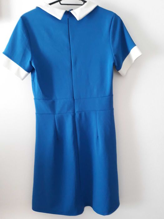 Niebieska sukienka z białym kołnierzykiem 36