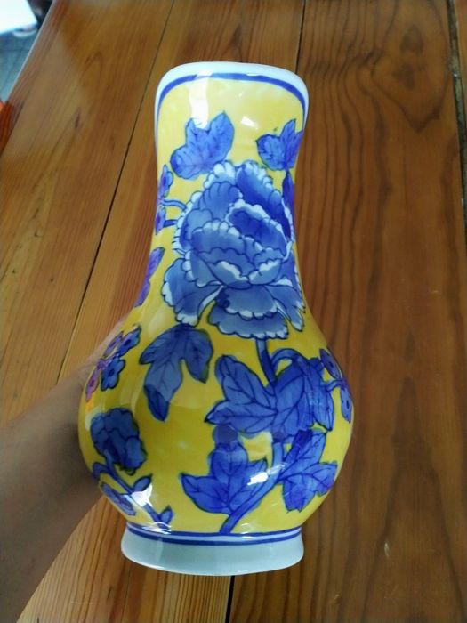 Jarro novo, em faiança em tons de amarelo, azul e branco