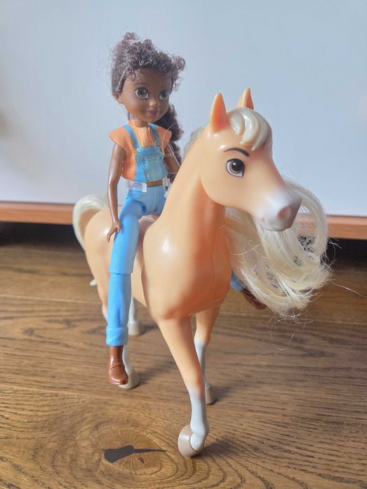 Laleczka wraz z konikiem