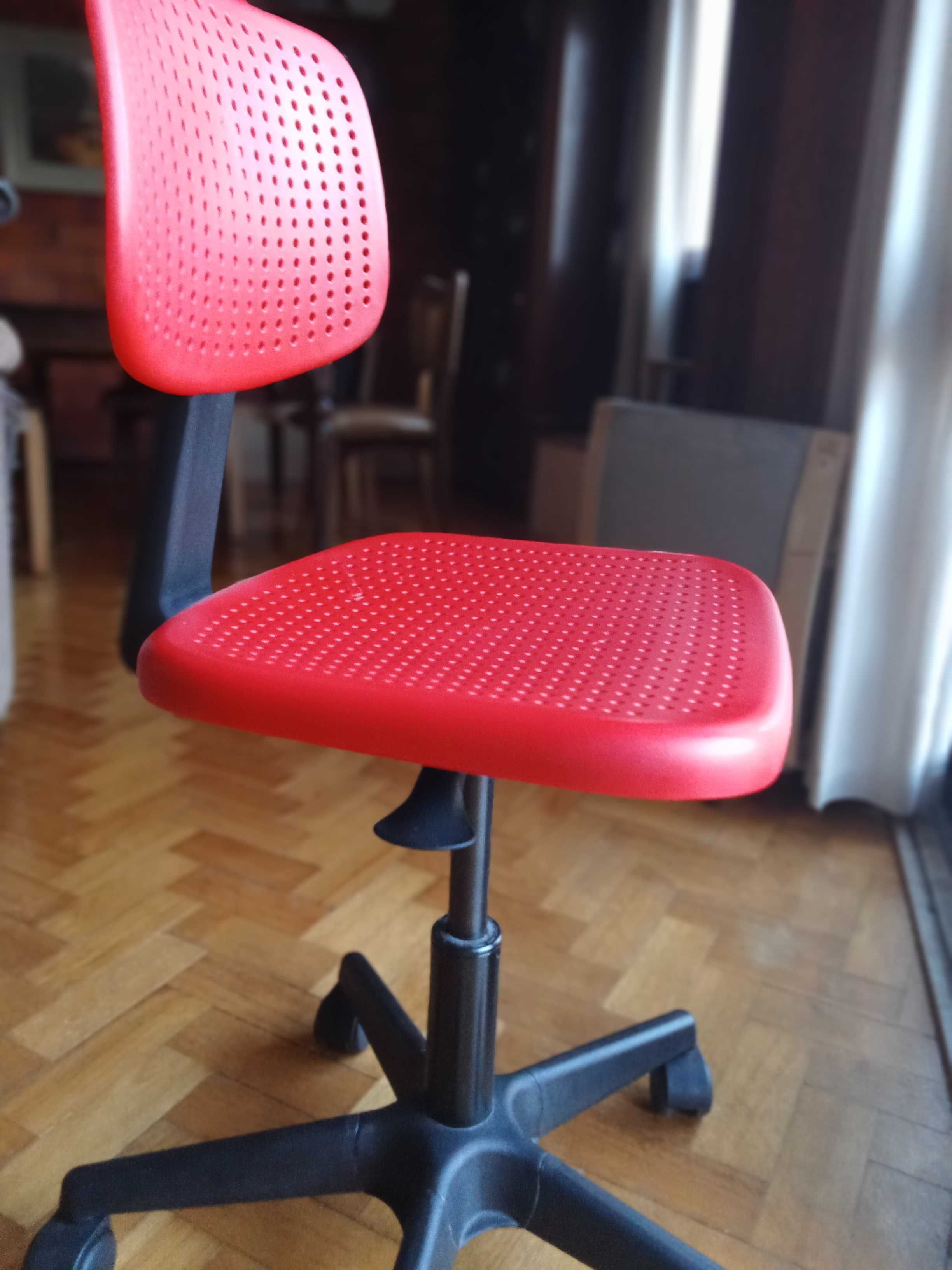 Cadeira giratória Ikea + resguardo cinza
