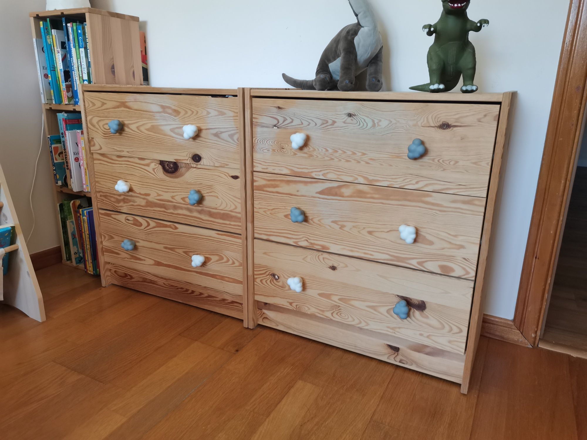 Cómoda Ikea em Pinho