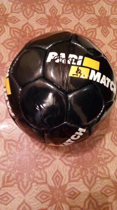 Футбольный кожаный мяч с автографом Дениса Бойко