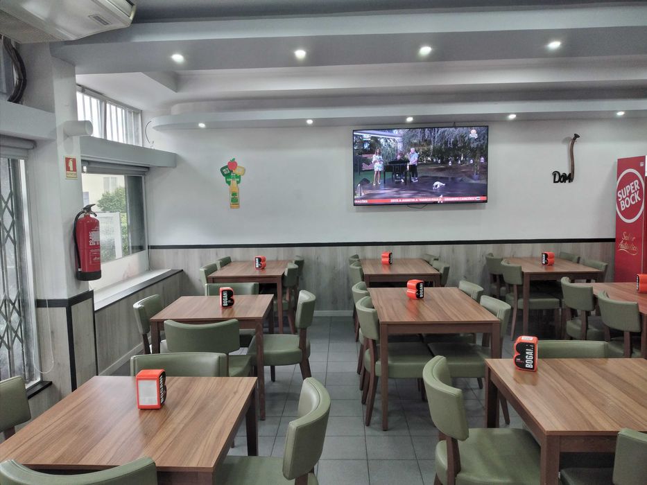 Café a trabalhar zona do Forno