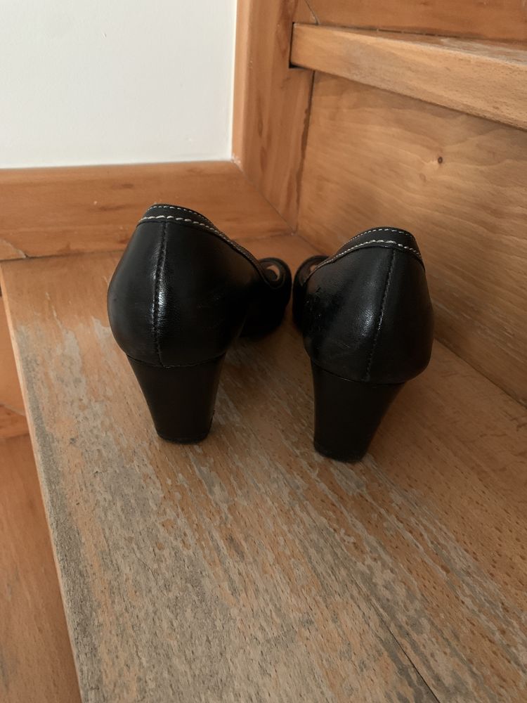 Sapatos pretos da lanidor