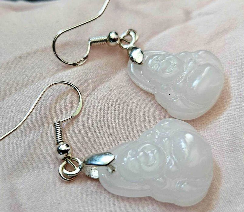 Budda i biały jadeit, delikatne kolczyki