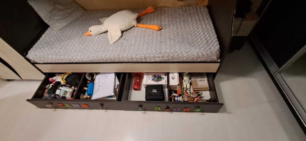 Дитяче двоповерхове ліжко з матрасами + комод + стелаж на книги