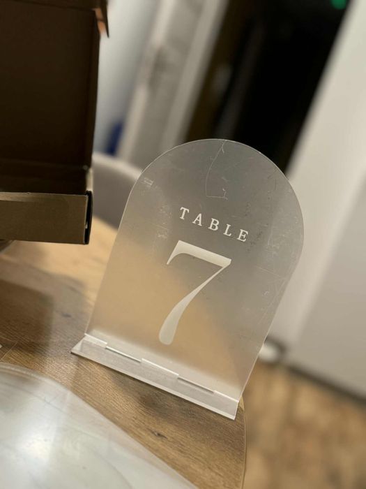 Tablice z numerkami na stoly