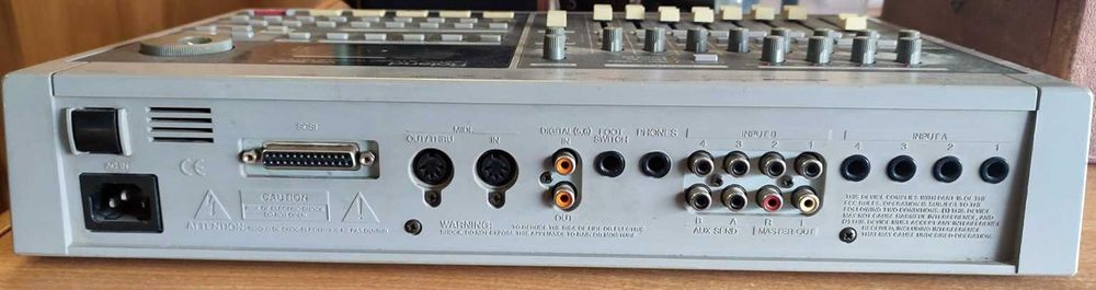 Цифрова студійна робоча станція Roland VS-880