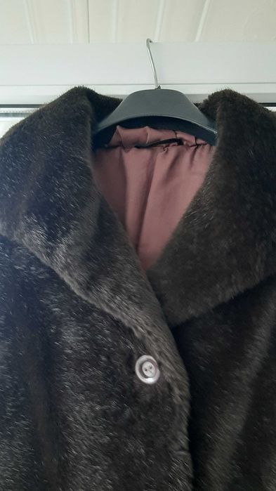 Шоколадное меховое пальто