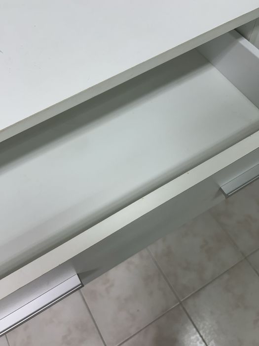 Movel branco duas gavetas e duas portas