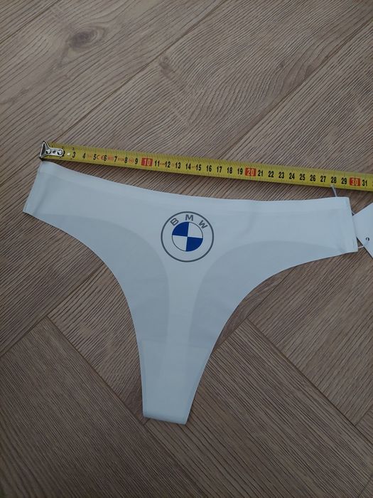 Białe stringi bmw